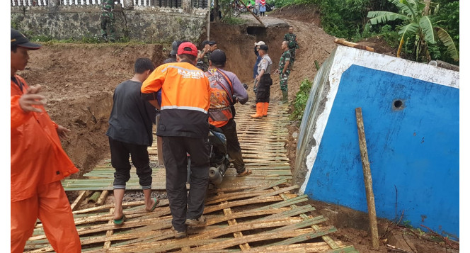 Penyaluran Bantuan Bencana Longsor di Tasikmalaya Oleh BAZNAS JABAR