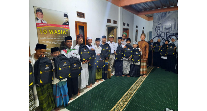 Alat Sekolah untuk Santri Dhuafa Penghafal Al-Qur'an