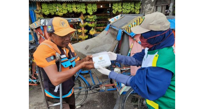 BAZNAS Jabar Salurkan Paket Sembako dan Makanan Bergizi untuk Pekerja Harian Terdampak Corona