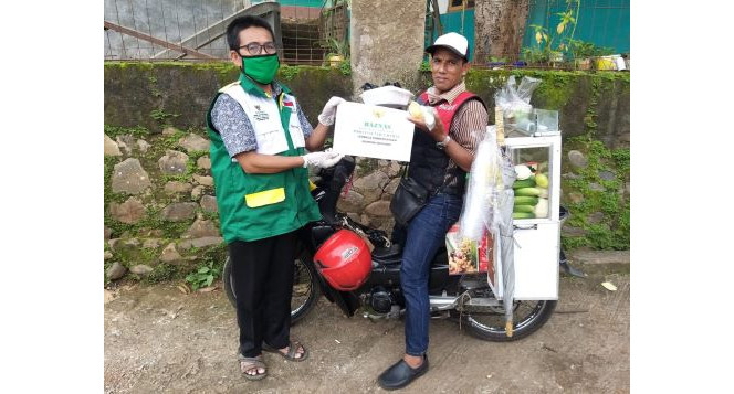 Paket Sembako dan Paket Makan untuk Warga Terdampak Covid-19 di Desa Ciwangi