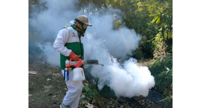 Cegah Demam Berdarah di Tengah Pandemi, Relawan BAZNAS Jabar Lakukan Aksi Fogging