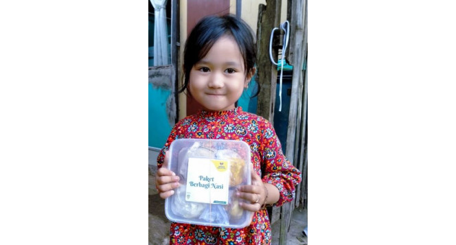 BAZNAS Jabar Berbagi Paket Makan di Kampung Pemulung Cireundeu Cimahi