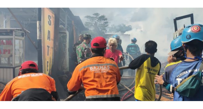 Personil BTB Jabar dan BTB Kabupaten Tasikmalaya Melakukan Respon Kebakaran di Wilayah Kampung Rujak Gedang