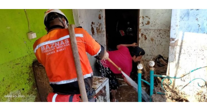Tim BTB Jabar Bantu Warga Pasca Banjir Bandang yang Menerjang Kabupaten Sukabumi
