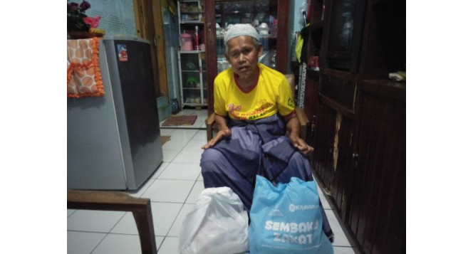 BAZNAS Jabar Salurkan Bantuan untuk Kakek Maman, Lansia Penjual Poster Hijaiyah