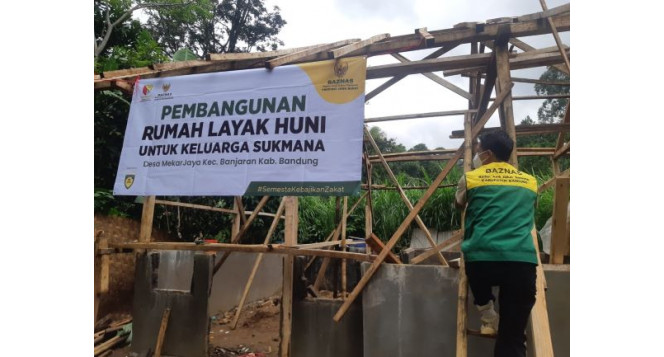 Bersama Warga, BAZNAS Jabar Gotong Royong Bangun Kembali Rumah Keluarga Pak Sukmana