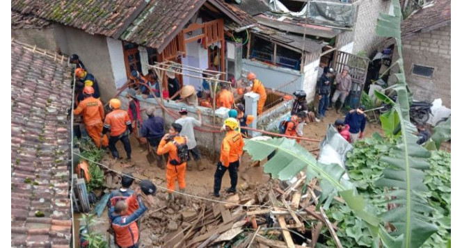 Aksi BTB Jabar Respon Bencana Banjir di Kota Bandung dan Longsor di KBB