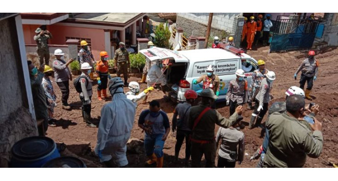 Ambulans BAZNAS Jabar Bantu Evakuasi Korban Terdampak Longsor Kabupaten Sumedang