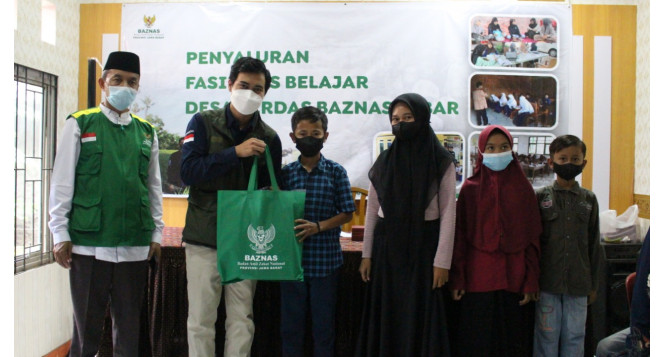 BAZNAS JABAR beri bantuan fasilitas belajar bagi para siswa di Desa Binaan