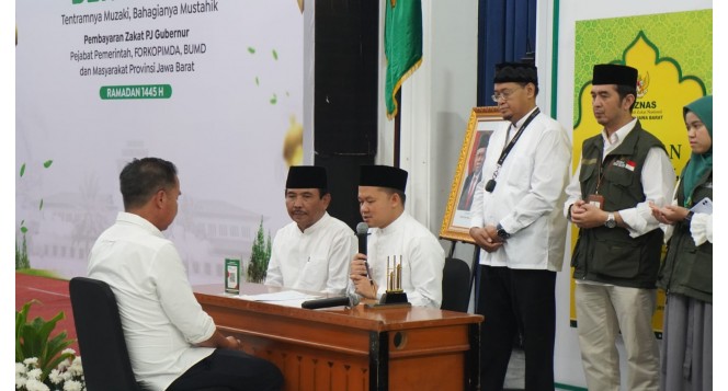 Pj Gubernur Jawa Barat serahkan zakat kepada BAZNAS Provinsi Jawa Barat