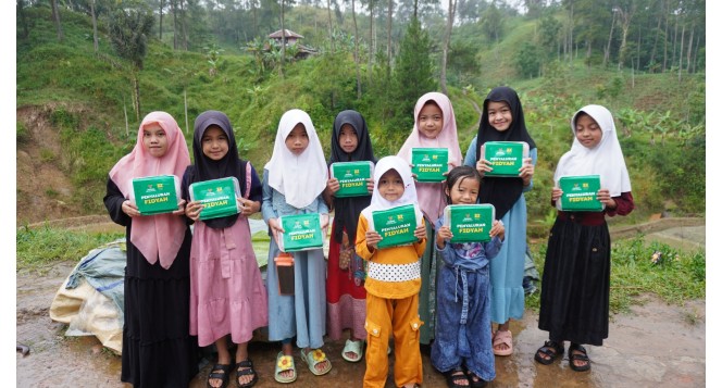 fidyah BAZNAS Jabar disalurkan kepada anak-anak pengajian di kampung