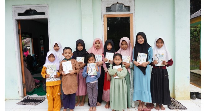 00 Mushaf Al-Qur’an Disalurkan BAZNAS Jabar untuk Anak dan Ibu Pengajian di Desa Cicadas, Rongga