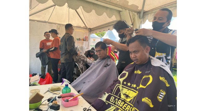 baznas jabar layan masyarakat karawang dengan memberikan cukur gratis