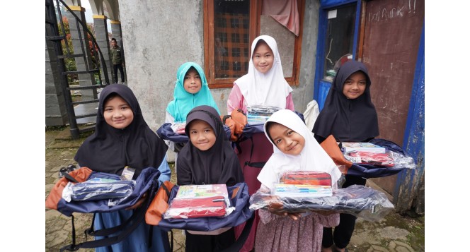 bantuan perlengkapan sekolah BAZNAS Jabar untuk santri yatim 