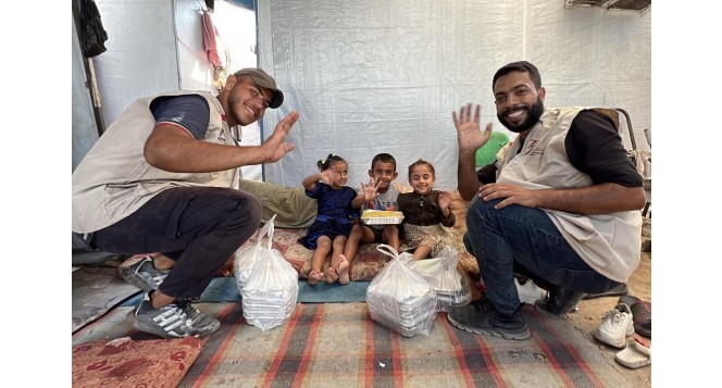 BAZNAS RI Bersama Tempo Scan Distribusikan 4.600 Porsi Makanan Siap Saji di Gaza